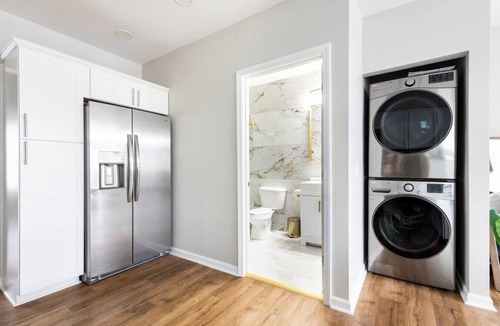 Bonnycastle Condo | Luxe Family Home/2 kitchens & Living Rooms/Balcony