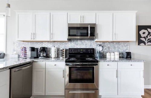 Bonnycastle Condo | Luxe Family Home/2 kitchens & Living Rooms/Balcony