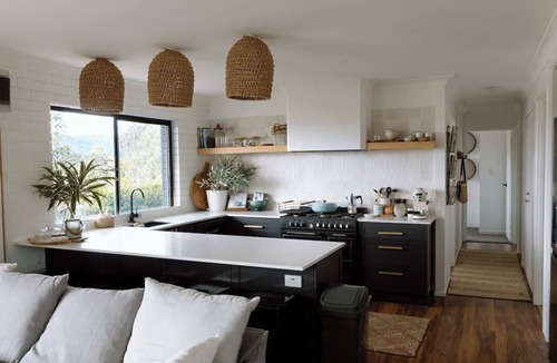 Kidaman Creek House | Luxe Farmstay & New Tiny Home, Animals and Views!