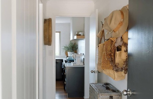 Kidaman Creek House | Luxe Farmstay & New Tiny Home, Animals and Views!