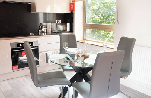 Slough Apartment | Luxe Flat 2BD|Free Parking