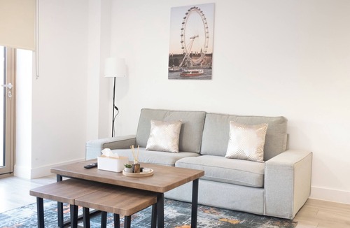 Slough Apartment | Luxe Flat 2BD|Free Parking