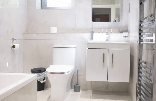 Slough Apartment | Luxe Flat 2BD|Free Parking