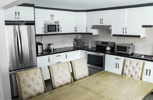 Sutton House | Luxe Georgina Cottage Near Lake Simcoe