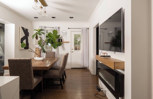 Skokie House | Luxe Haus of Love—Renovated 1938 Cape Cod —Heated FLRS