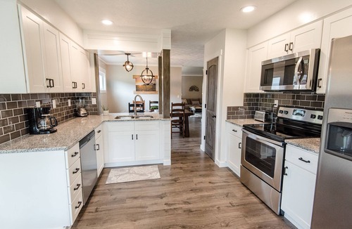Havelock House | Luxe Havelock Stay - Very Clean - Near MCAS Cherry Point - Cabana + Fire Pit