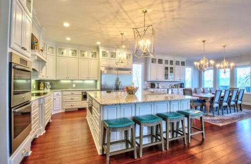 Hot Springs House | Luxe Haven Lakehouse