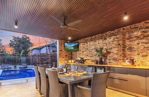 Moama House | Luxe Haven Summary: W