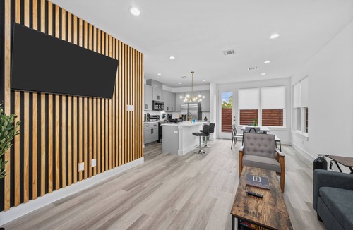 North Houston House | Luxe Heights 3BR Escape in Prime Location With Garage Access