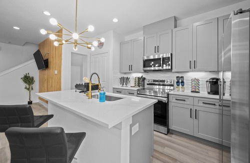North Houston House | Luxe Heights 3BR Escape in Prime Location With Garage Access