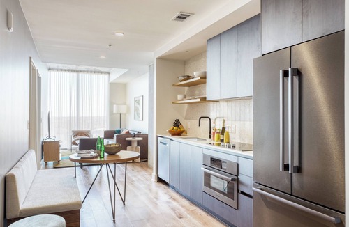 Rainey Street Historic District House | Luxe High Rise near DT Austin w/Views | Rooftop Pool, Gym, & Luxe Amenities