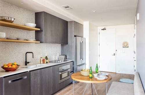 Rainey Street Historic District House | Luxe High Rise near DT Austin w/Views | Rooftop Pool, Gym, & Luxe Amenities