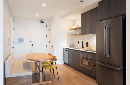 Rainey Street Historic District House | Luxe High Rise near DT Austin w/Views | Rooftop Pool, Gym, & Luxe Amenities
