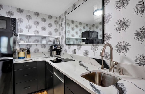 Downtown Wilmington Condo | Luxe Historic 2BR/1BA Suite Steps from Wilmington Riverwalk