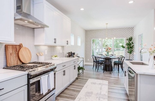 Durham House | Luxe Home 4 Min to Duke, DPAC, Durham Dntwn-King Bed, Pool, Firepit, BBQ, Pet OK
