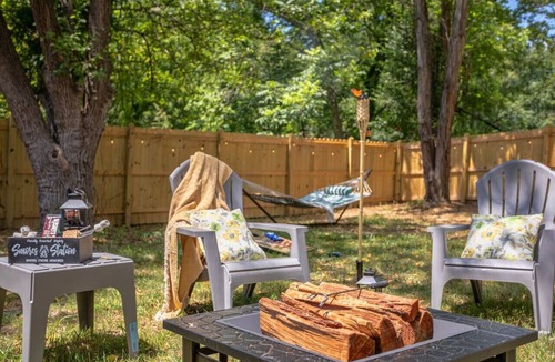 Durham House | Luxe Home 4 Min to Duke, DPAC, Durham Dntwn-King Bed, Pool, Firepit, BBQ, Pet OK