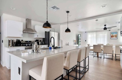 New Papago Parkway House | Luxe Home 4B3B with Heated Pool/Jacuzzi & Parking