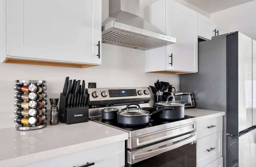 New Papago Parkway House | Luxe Home 4B3B with Heated Pool/Jacuzzi & Parking