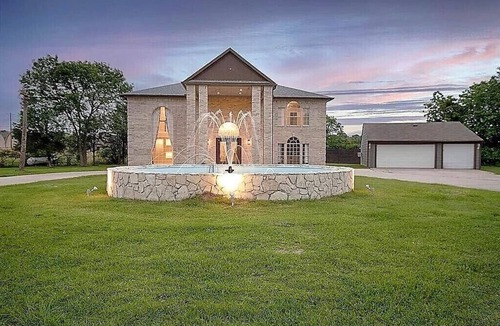 Dickinson Villa | Luxe Home 5 Bedroom Villa