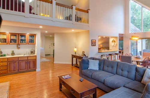 Quechee House | Luxe home on Quechee Club golf course - chef’s kitchen, central AC & pool table