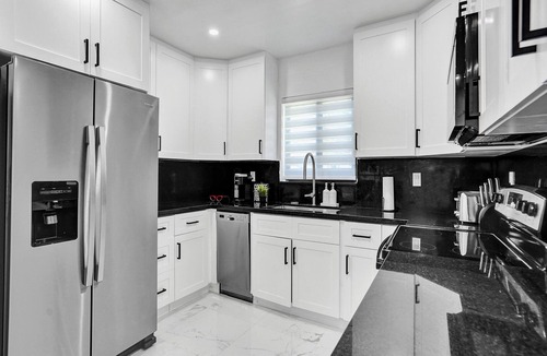 Liberty City House | LUXE Home w/Jacuzzi/Golf