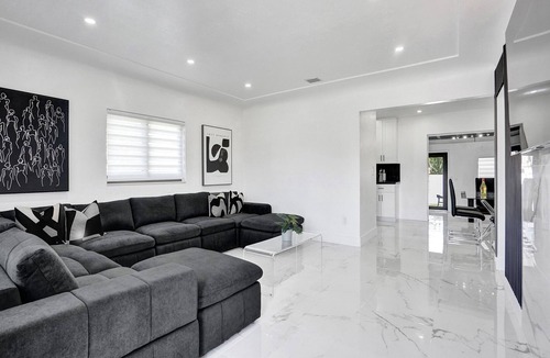 Liberty City House | LUXE Home w/Jacuzzi/Golf
