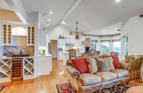 Quitman House | Luxe Home w/Panoramic Greers Ferry Lake Views