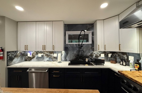 Bolingbrook House | Luxe Home with Michelin Star Kitchen & King Beds