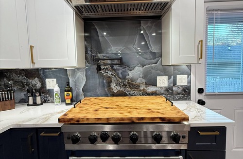 Bolingbrook House | Luxe Home with Michelin Star Kitchen & King Beds