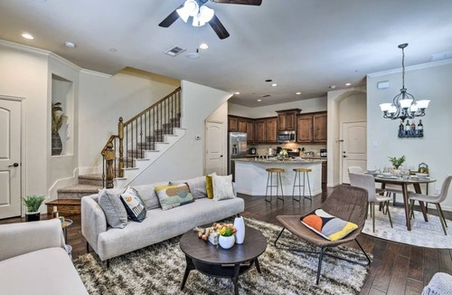 Las Colinas House | Luxe Irving Townhome 15 Mi to Downtown Dallas