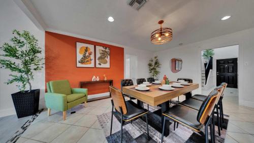 Brookhollow House | Luxe King 6BR Family Home with Fire Pit & Patio & Free Parking