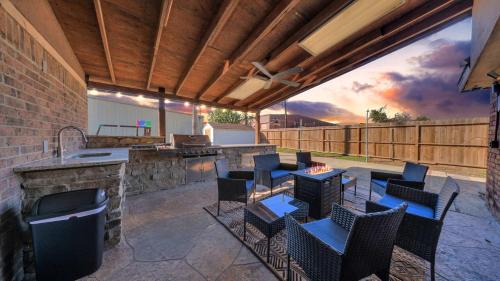 Brookhollow House | Luxe King 6BR Family Home with Fire Pit & Patio & Free Parking
