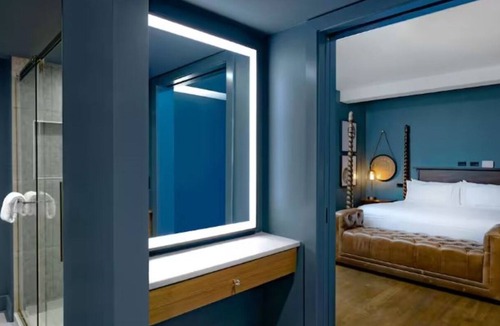 Downtown Des Moines Hotel | Luxe King Room in Iconic Setting – Moments From Dining & Attractions