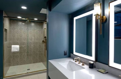 Downtown Des Moines Hotel | Luxe King Room in Iconic Setting – Moments From Dining & Attractions