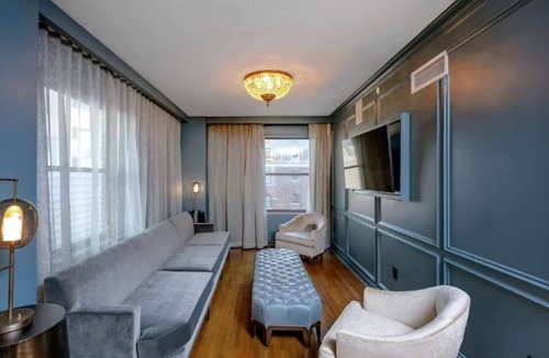 Downtown Des Moines Hotel | Luxe King Room in Iconic Setting – Moments From Dining & Attractions
