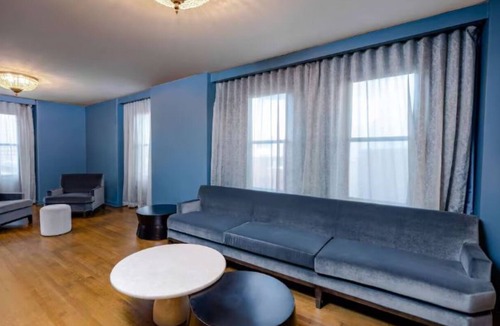 Downtown Des Moines Hotel | Luxe King Room in Iconic Setting – Moments From Dining & Attractions
