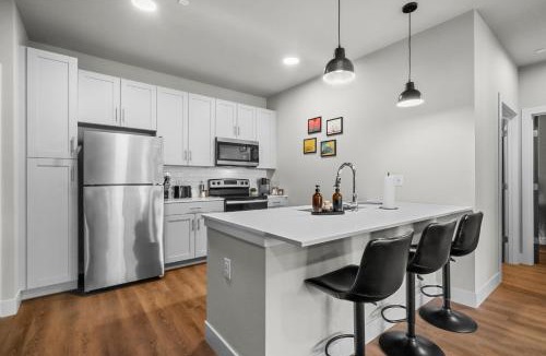 Rogers Apartment | Luxe King Suite, Cozy Sectional, Gym, Pool, Amp