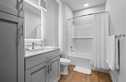Rogers Apartment | Luxe King Suite, Cozy Sectional, Gym, Pool, Amp
