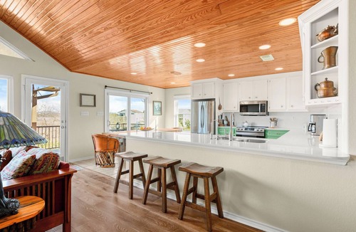Highland Lake Estates House | Luxe Lago Vista Gem: Outdoor Kitchen, Basketball Court and Spectacular Views