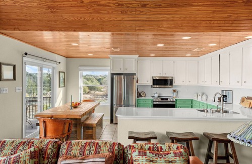 Highland Lake Estates House | Luxe Lago Vista Gem: Outdoor Kitchen, Basketball Court and Spectacular Views