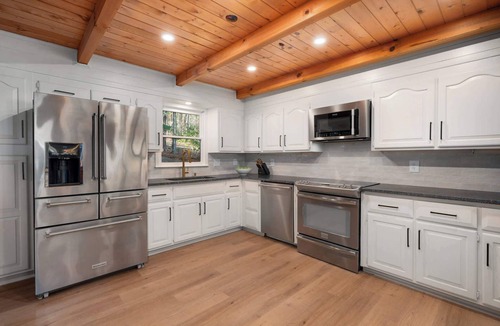 Waleska House | Luxe Lakefront Home|Fire Pit|Hot Tub|Pool Table