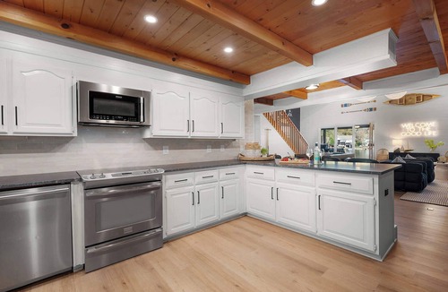 Waleska House | Luxe Lakefront Home|Fire Pit|Hot Tub|Pool Table