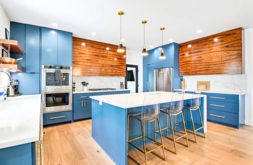 Rockwell House | Luxe Lakefront | Sleeps 17 | Fireplace | Hot Tub