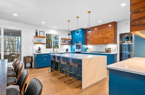 Rockwell House | Luxe Lakefront | Sleeps 17 | Fireplace | Hot Tub
