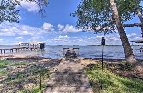 Flint House | Luxe Lakehouse w/Sunset Views on Lake Palestine!