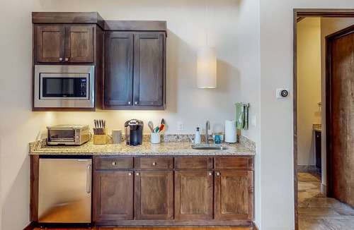Spicewood Cabin | Luxe lakeside cabin with bunk room, outdoor kitchen & alfreso living/dining