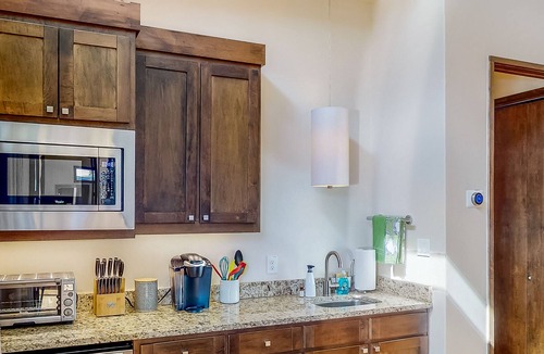 Spicewood Cabin | Luxe lakeside cabin with bunk room, outdoor kitchen & alfreso living/dining