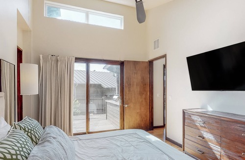 Spicewood Cabin | Luxe lakeside cabin with bunk room, outdoor kitchen & alfreso living/dining