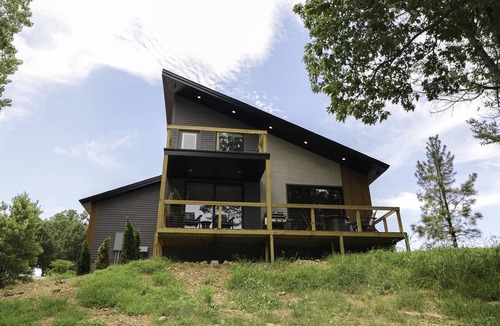 Grove Cabin | Luxe Lakeside Lake Views Couples Families Kings