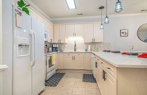 Central Myrtle Beach Apartment | Luxe Lakeview Paradise
